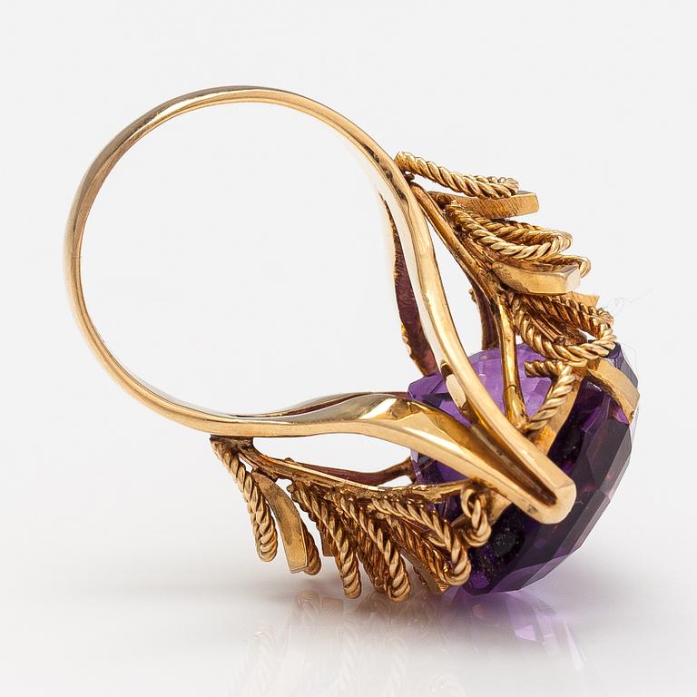 An 18K gold cocktail ring with an amethyst.