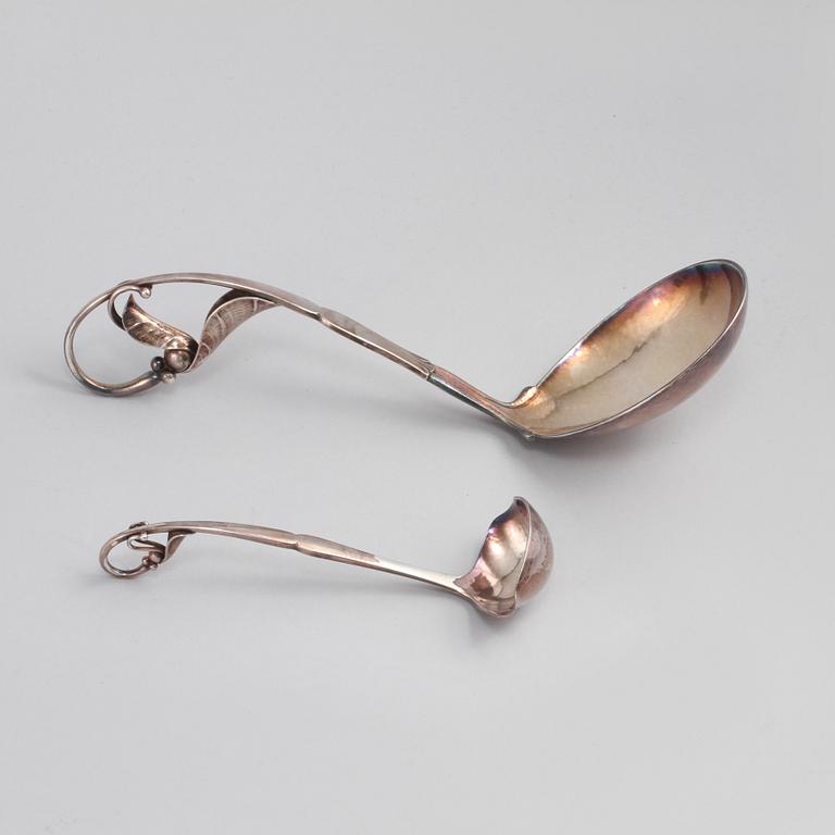 SERVERINGSSKEDAR, 2 st, silver, Georg Jensen, Danmark, 1900-tal, vikt ca 100 g.