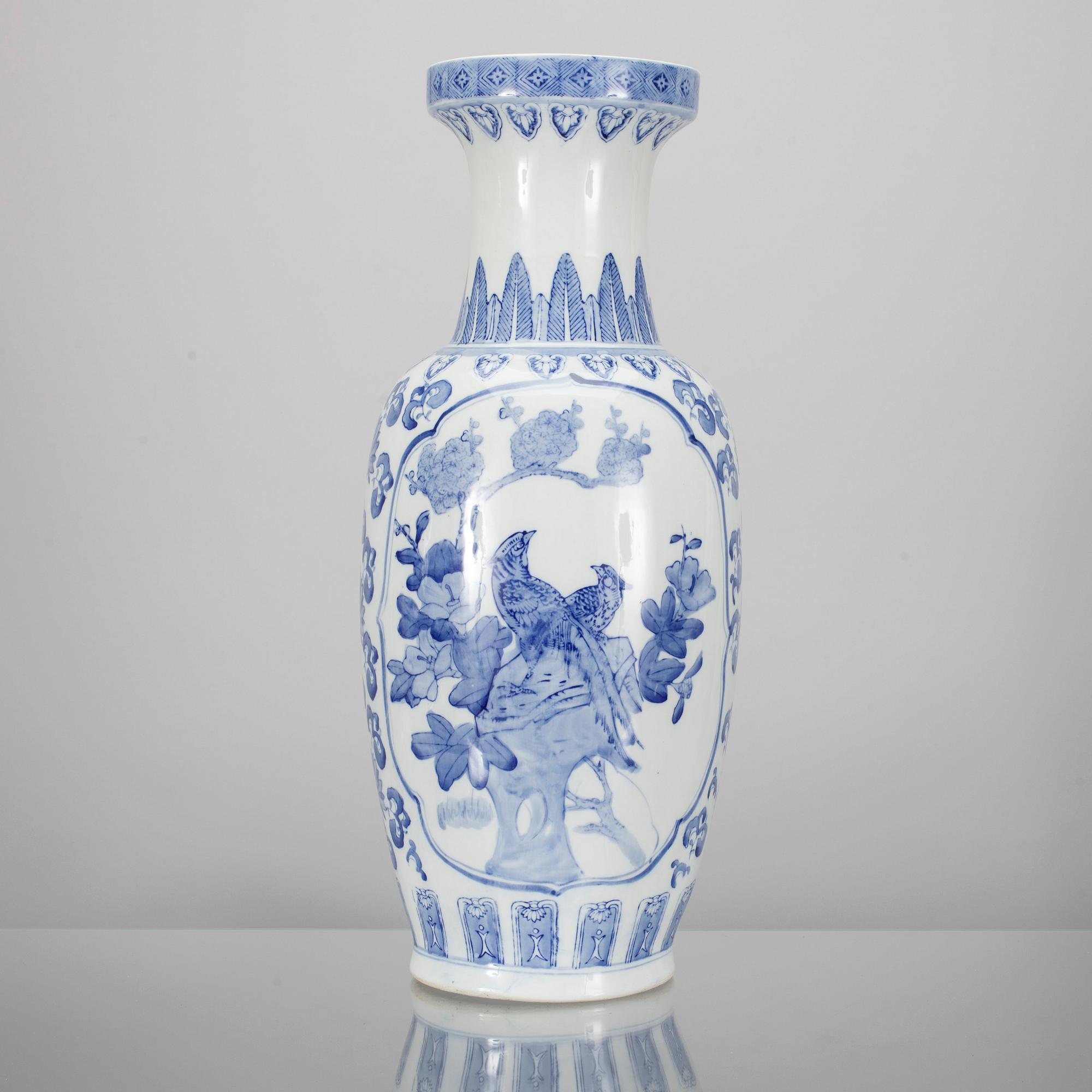 GOLVVAS, porslin, Kina 1900-tal.