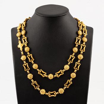 A necklace and a pair of earrings 18K gold, 19th century.