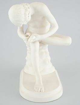 FIGURIN, parian, Gustavsberg, märkt Cop. GE samt daterad 1901 i godset.