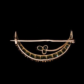 A BROOCH, demantoid garnets, 14K (56) gold. Probably Odessa 1899-1910.