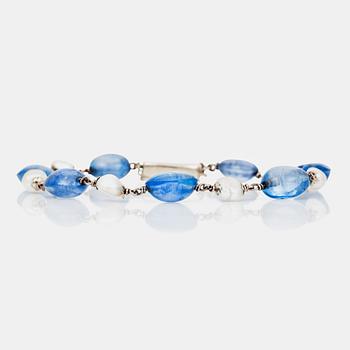 An untreated Ceylon sapphire and oriental pearl bracelet. Total carat weight of sapphires circa 50.00 cts.