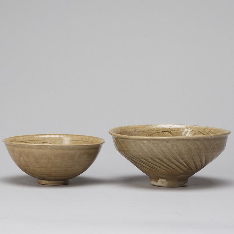 SKÅLAR, två stycken, keramik. Sydostasien, troligen Sawankhalok, 14/1500-tal.