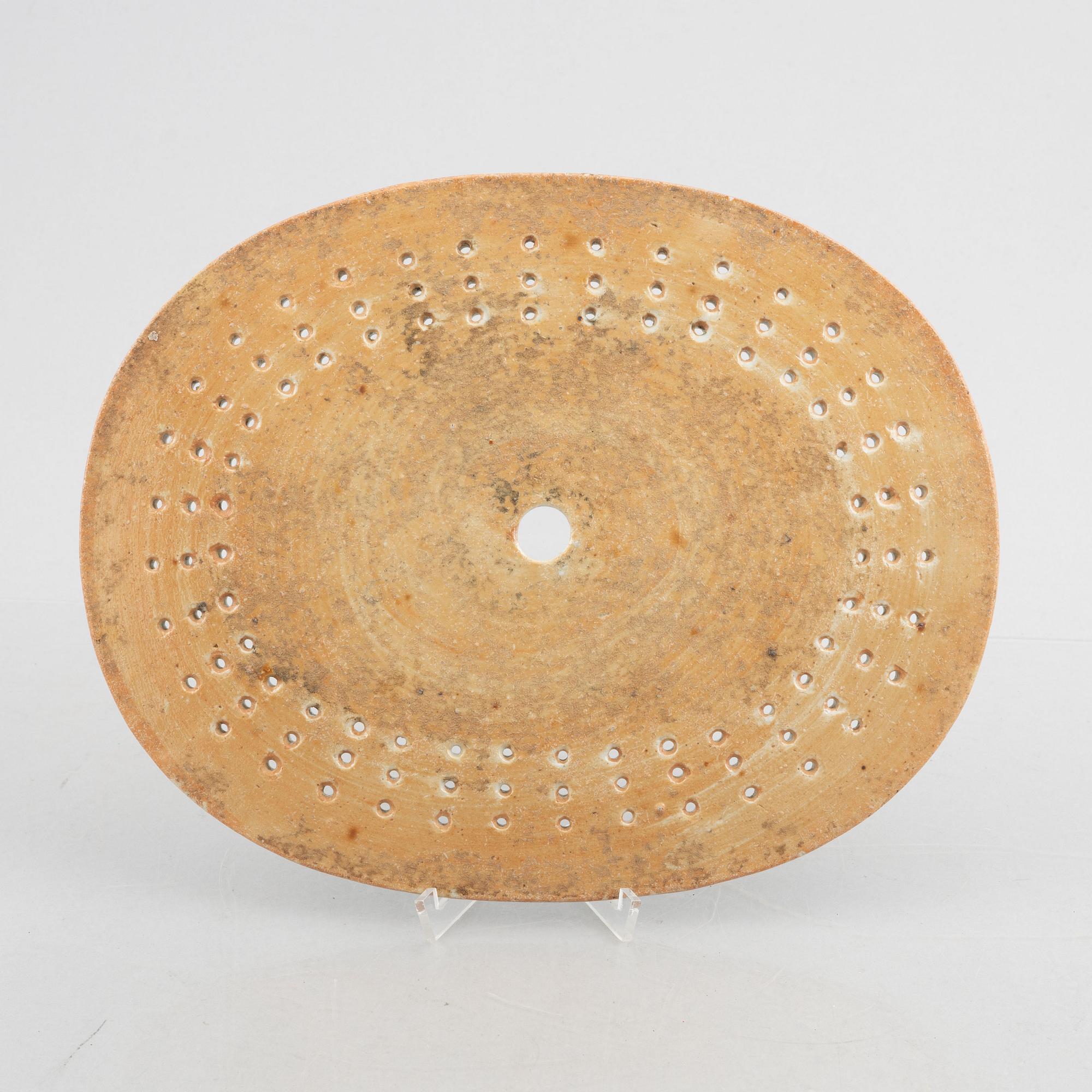 A porcelain dish strainer, Qing dynasty, Qianlong (1736-95).