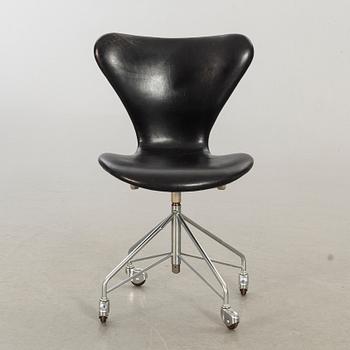 ARNE JACOBSEN, a series 7 'Sjuan' swivel chair, Fritz Hansen, Denmark.