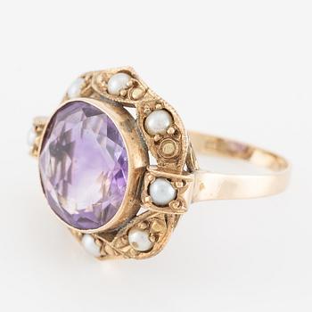 Ring, 14K gold with amethyst and pearls.