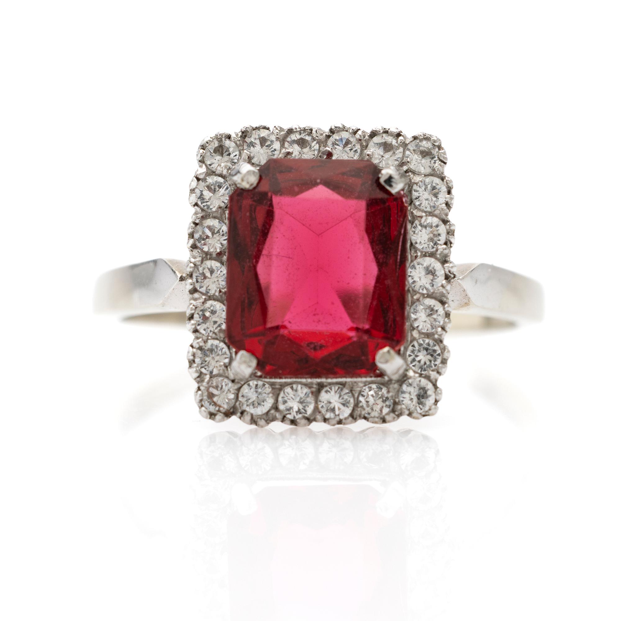Ring, 18K white gold with synthetic white stones and a red stone.