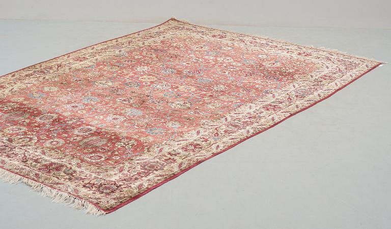 SEMI-ANTIQUE SILK KASHAN. 325 x 183-205,5 cm.