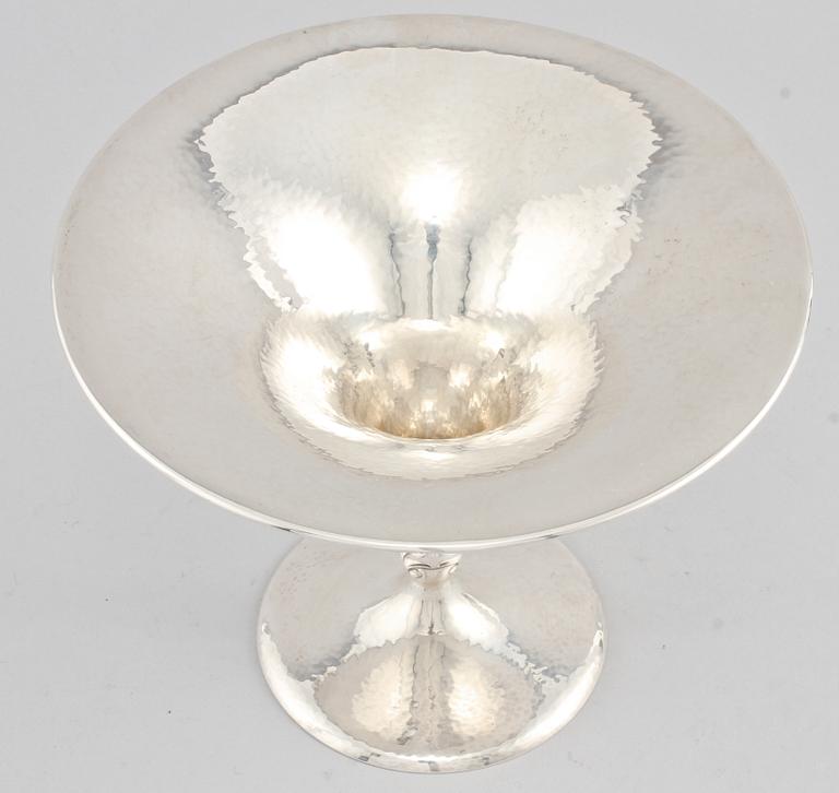 SKÅL PÅ FOT, silver, importstämplad, omkring 1900-talets mitt. Vikt 225 g.