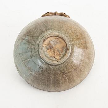 A celadon ge glazed bowl, Ming dynasty (1368-1643).
