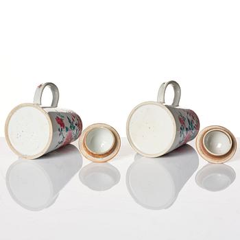 Kaffekannor med lock, ett par, porslin. Qingdynastin, Qianlong (1736-95).