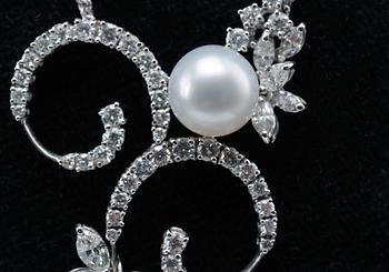 KAULAKORU, navette- ja briljanttihiottuja timantteja  5.09 ct. G/vvs. Etelänmerenhelmi 10,5 mm. Paino 17,25 g.