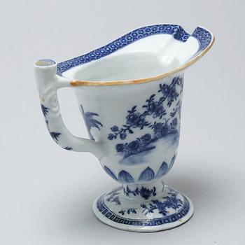 Five porcelian chinese items from the 18th century.