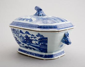 TERRIN MED LOCK, porslin, Kina, 1700-tal.