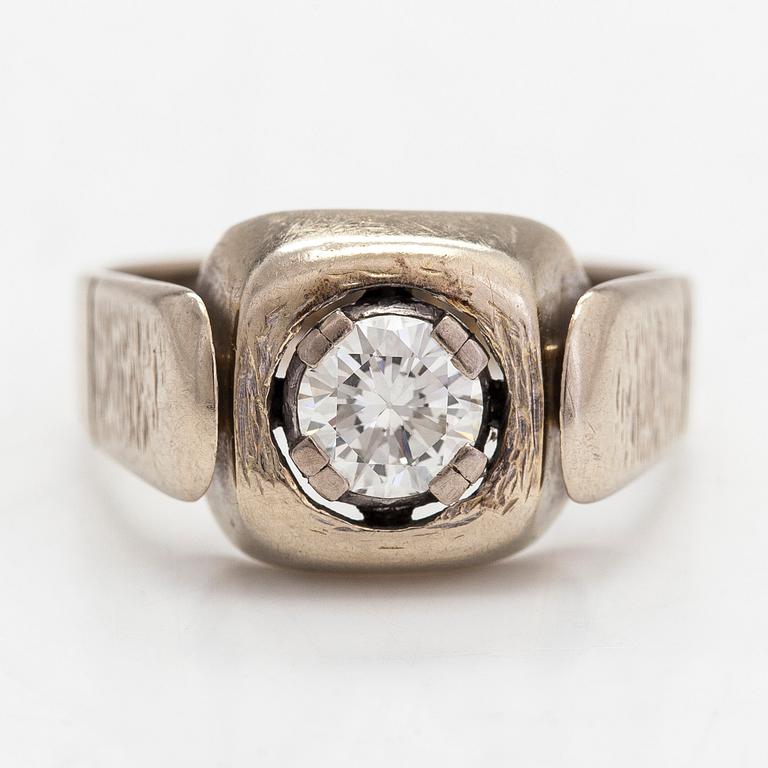 An 18K white gold ring with a diamond ca. 0.73 ct according to engraving.