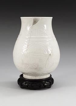 VASER, två stycken, porslin. Qing dynastin, Kangxi (1662-1722).