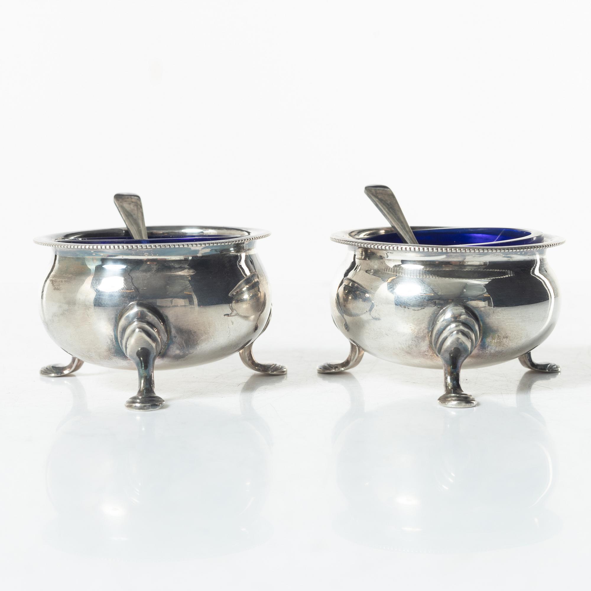 Colen Hewer Cheshire, saltkar, ett par, silver, Chester, England 1915.