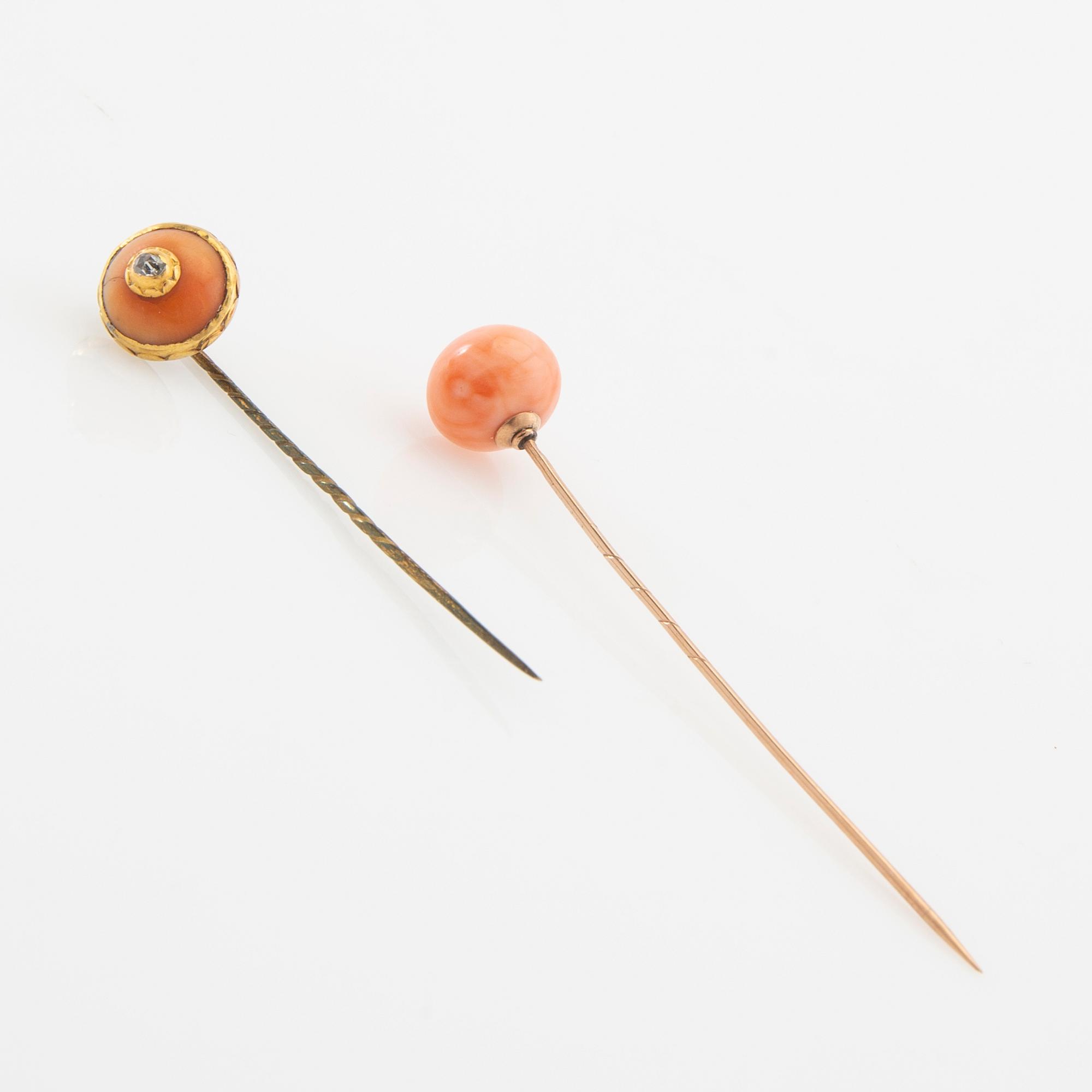 Brooch pins/tie pins 2 pcs of low carat gold with rose-cut diamond and corals.