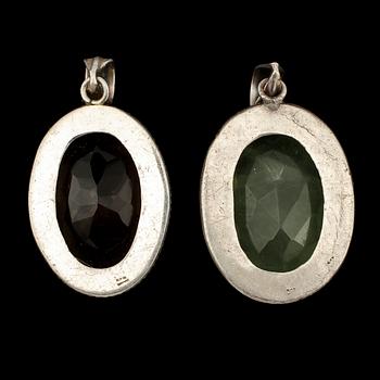 HÄNGEN, 2 st, silver med fasettslipad prehnit och rökkvarts, 1900/2000-tal. Vikt 45 g.
