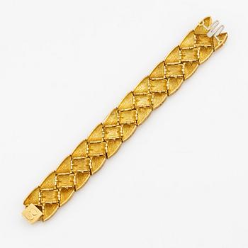 An 18K gold bracelet by Henry Dunay.