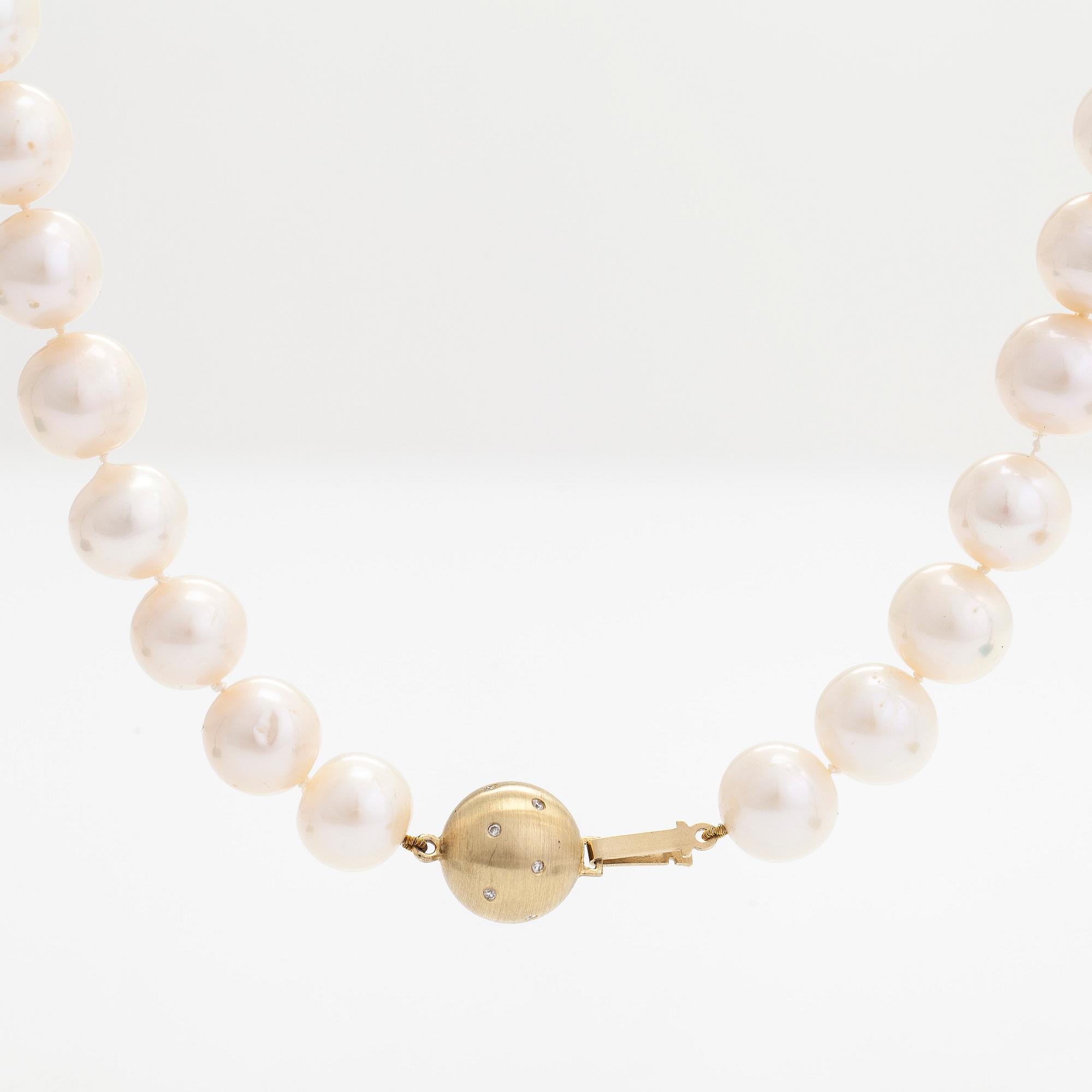 A cultured pearl necklace, clasp in 14K gold with diamonds ca 0.12 ct in total.