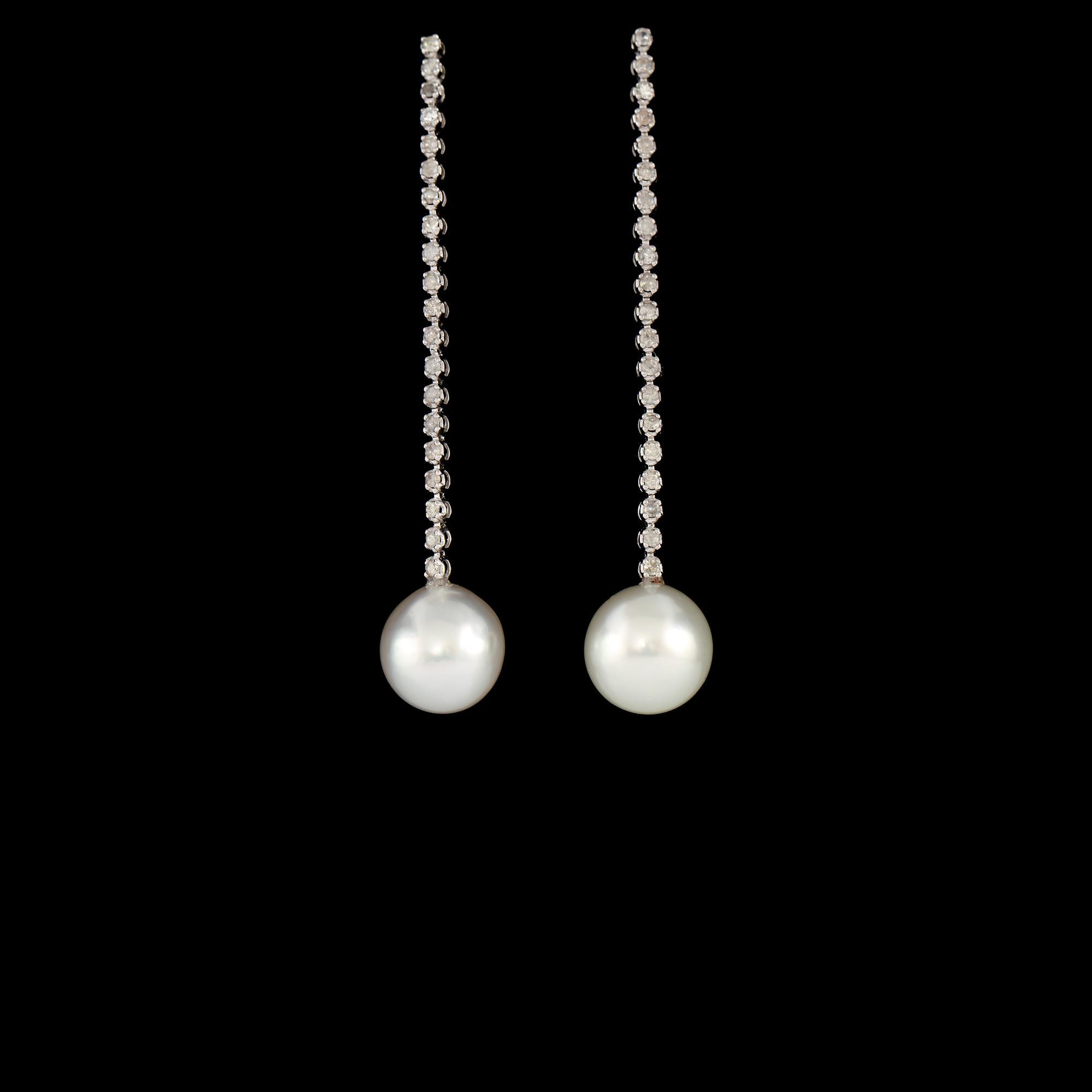 ÖRHÄNGEN, 18k guld med briljantslipade diamanter 0.61 ct samt South Sea pärlor. Vikt 6 g.