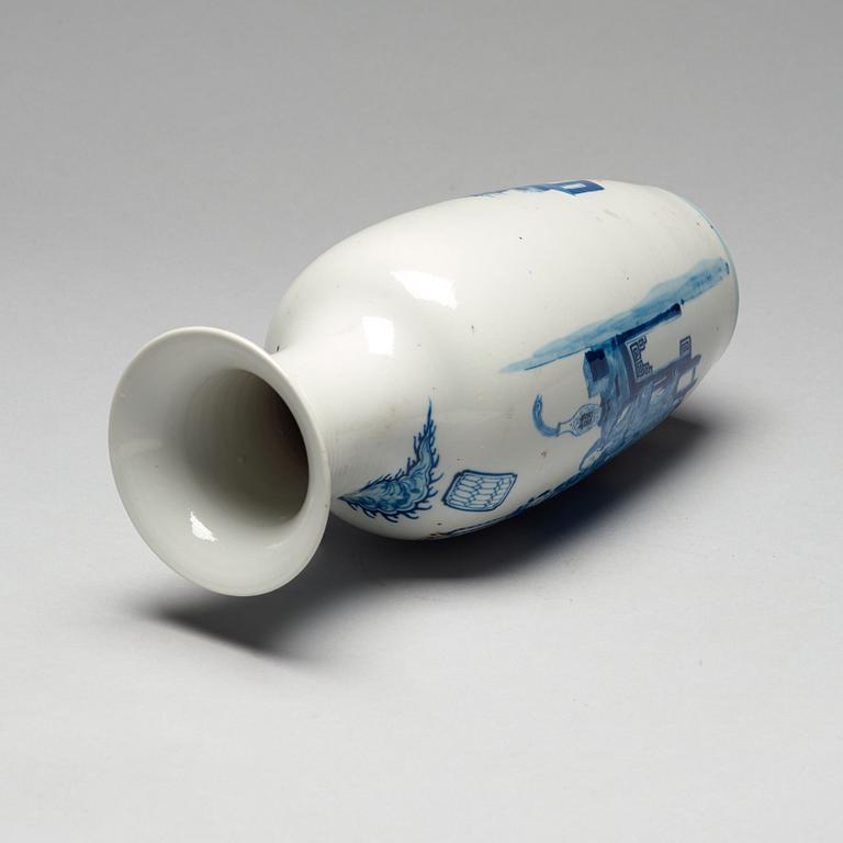 A blue and white vase, Qing dynasty, Guangxu (1875-1908).