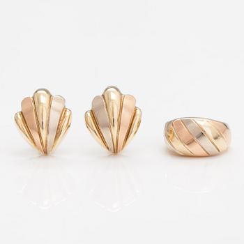 A ring and a pari of earrings made of 14K gold.