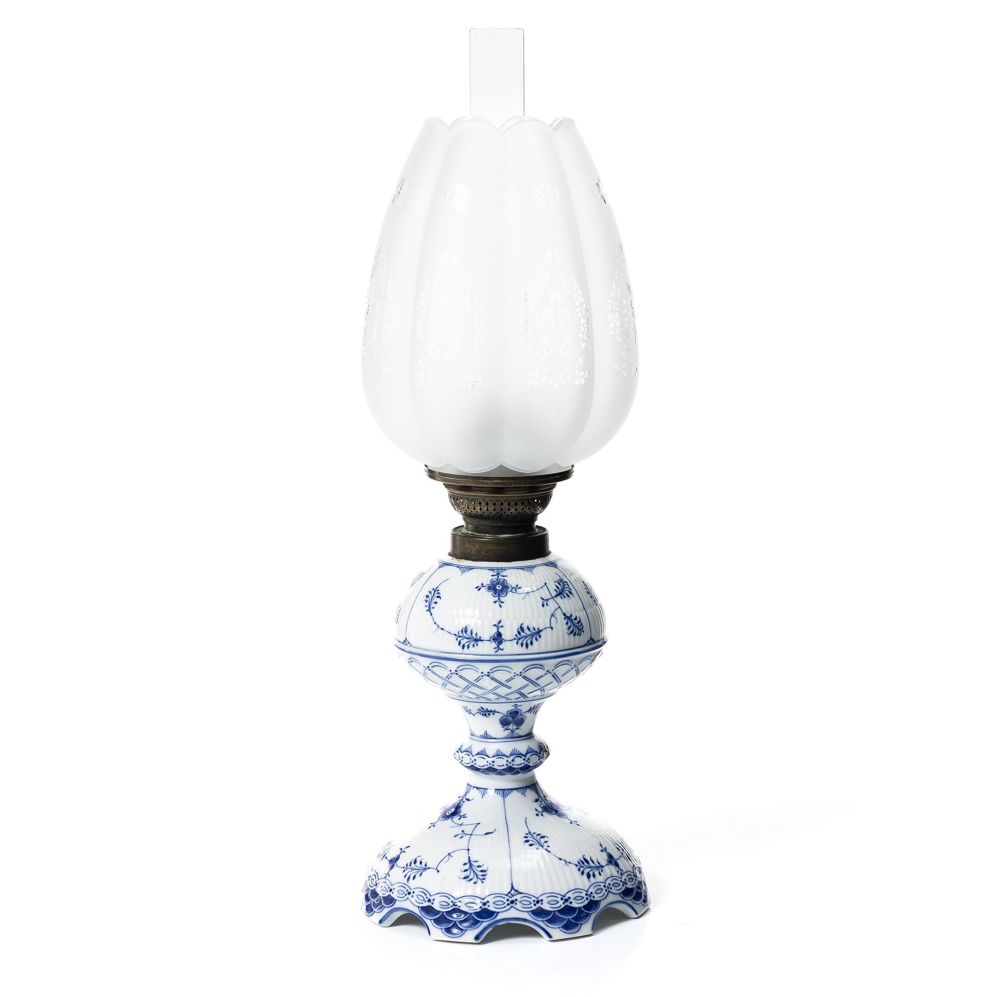 Royal Copenhagen, fotogenlampa, "Musselmalet", Danmark, 1870-90.