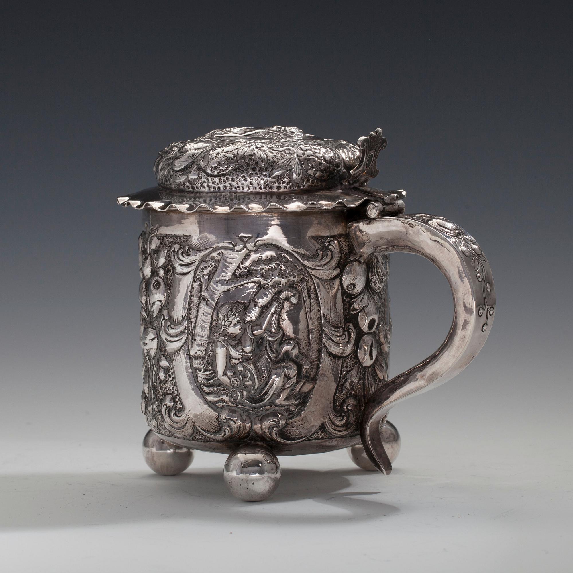 JUOMAKANNU, hopeaa. Saksa 1800 l. Korkeus 13 cm. Paino 414 g.
