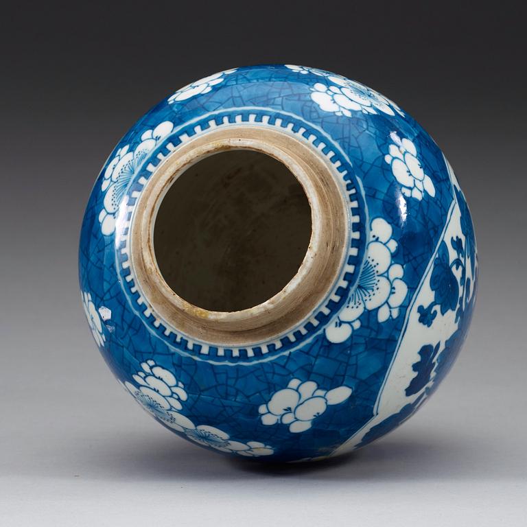 A blue and white jar, Qing dynasty, Kangxi (1662-1722).