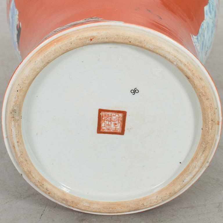 A CHINESE PORCELAIN VASE, CA 1900.