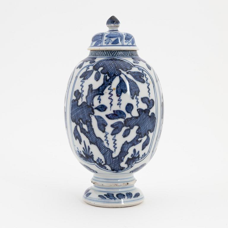 A blue and white Chinese urn with cover, Qing dynasty, Kangxi (1662-1722).
