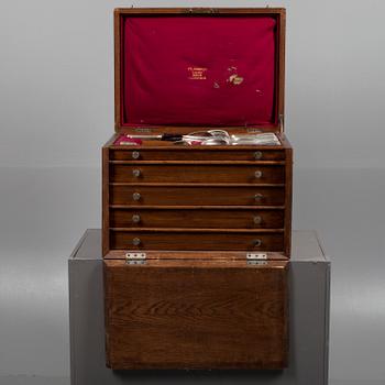 SCHATULL MED SILVERBESTICK, 103 delar, Tyskland, 800 haltigt silver, omkring 1896, total vikt ca. 5600 g.