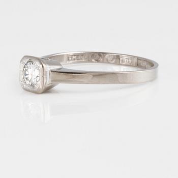 RING, 18K vitguld med briljantslipad diamant, ca 0.20 ct, Göteborg, 1958. Vikt 2,6 gram.