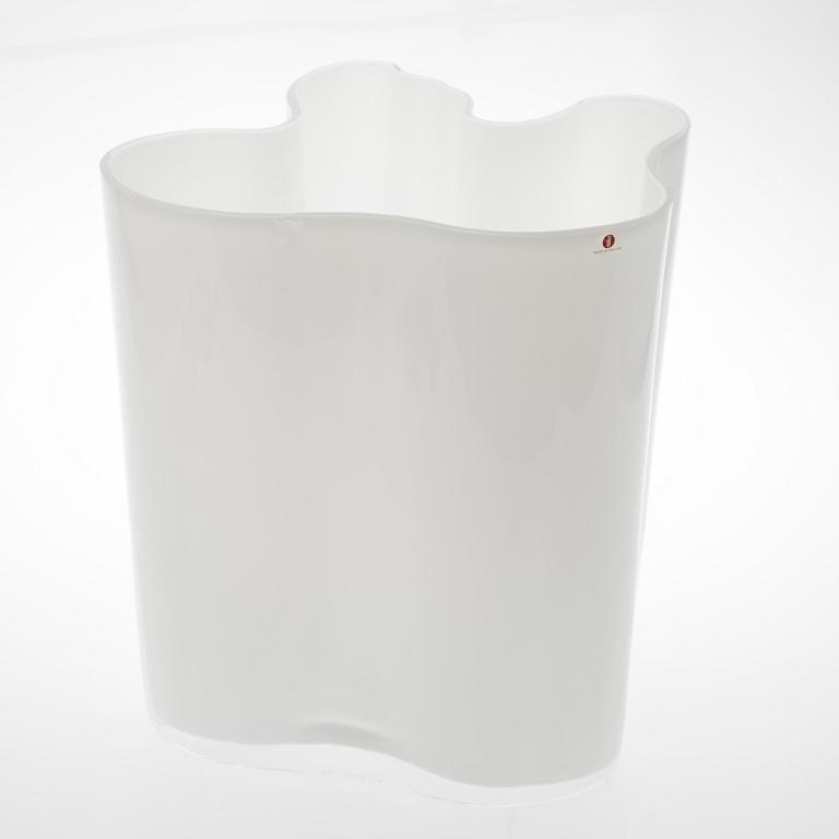 VAS, opalglas, signerad Alvar Aalto, Iittala 1970/80-tal.