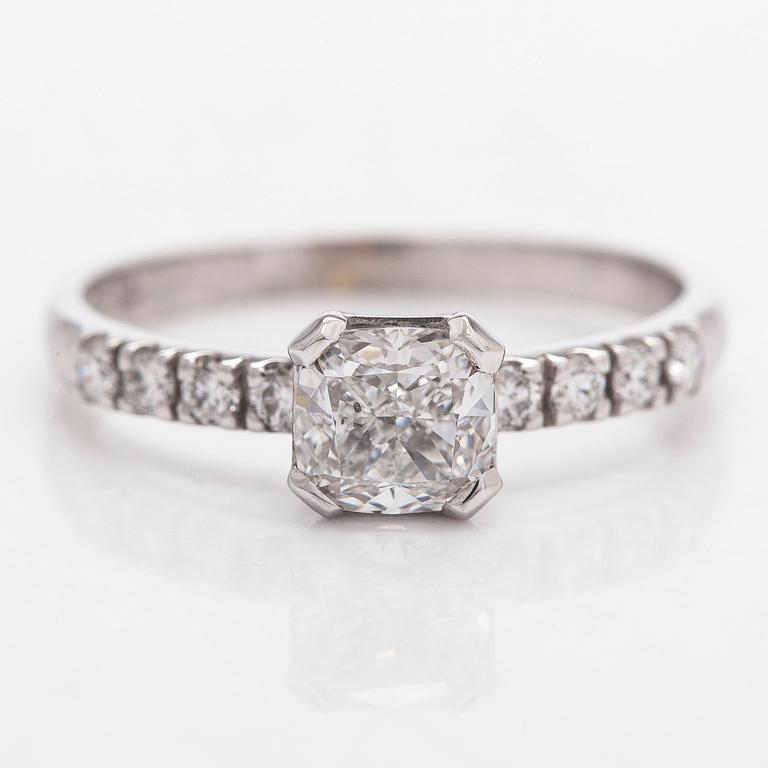 A 14K white gold ring with a cushion-cut modified diamond and brilliant-cut diamonds.