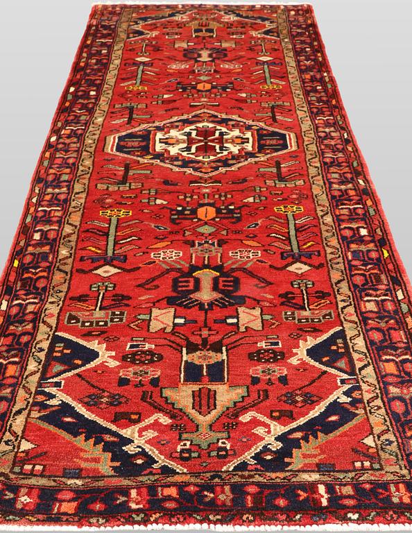 Gallerimatta, Hamadan, ca 313 x 106 cm.