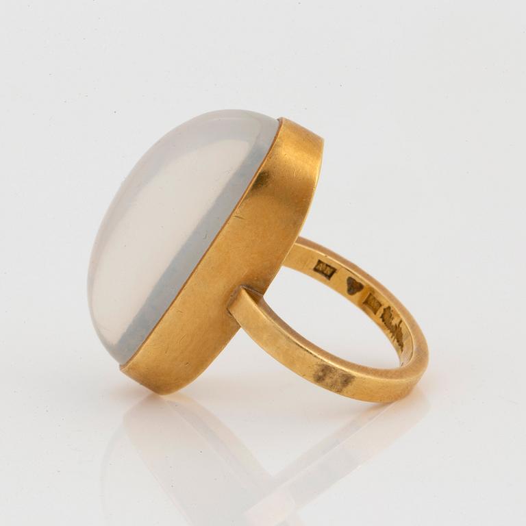 Wiwen Nilsson, ring, Lund 1951, 18K guld och månsten.