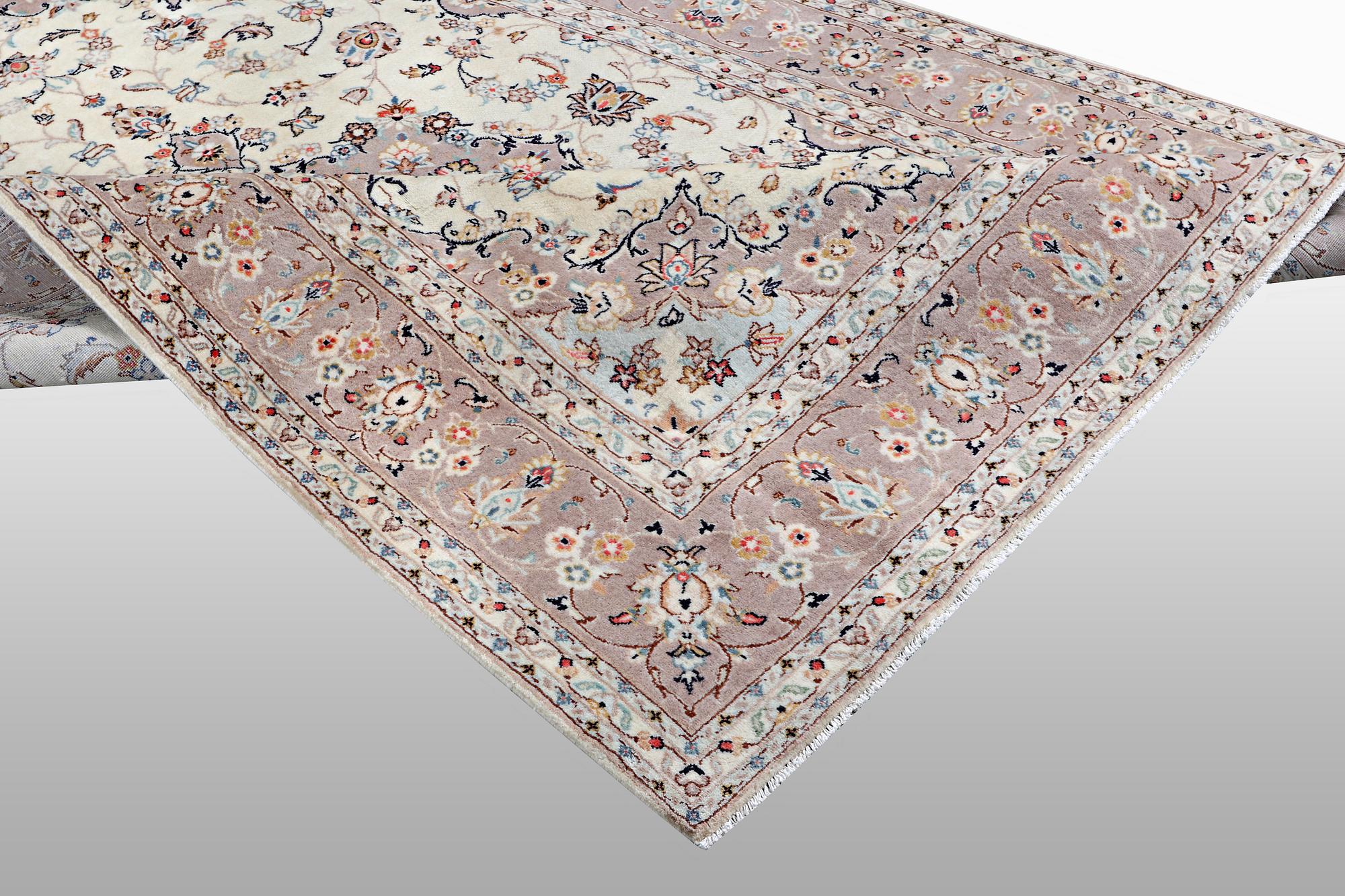 A carpet, Kashan, ca 295 x 195 cm.