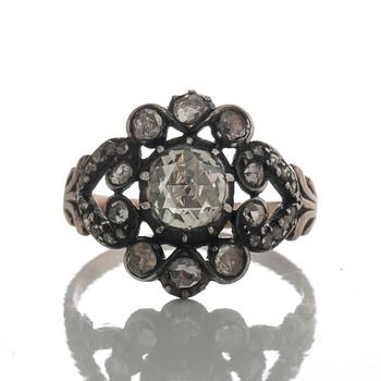 RING, guld och silver med äldre fasettslipade diamanter. Vikt ca 2 gram. 1900-talets första hälft.