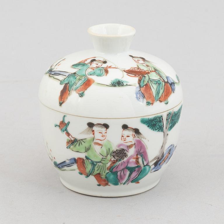 Six pieces of Japanese and Chinese porcelain, 18th-20th century.