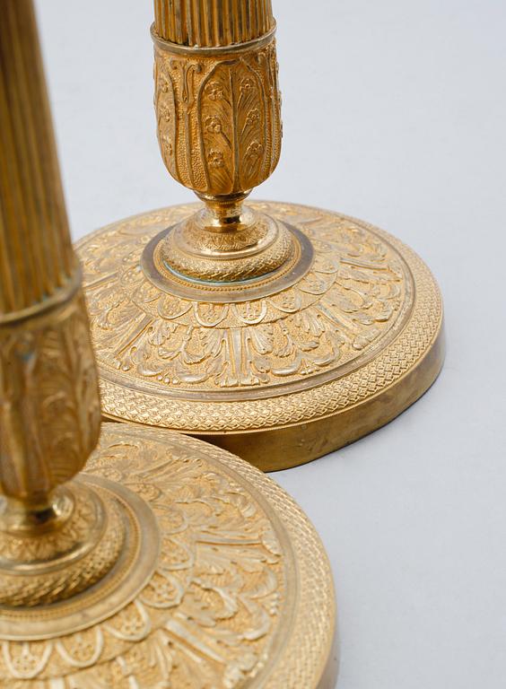 LJUSSTAKAR, 1 par, förgylld brons, empire, 1800-talets första hälft.