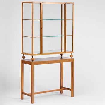 Josef Frank, a walnut showcase cabinet model "B 2077", Firma Svenskt Tenn.