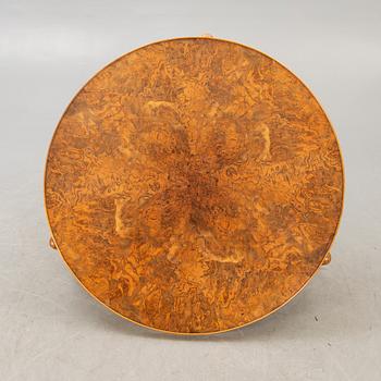 A Josef Frank walnut coffee table nr 2139 for Firma Svenskt Tenn alter part of the 20th century.