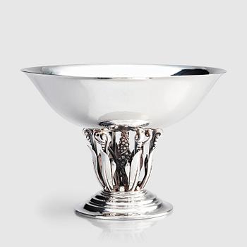 12. Johan Rohde, skål, Firma Georg
Jensen, Köpenhamn ca 1918-1924,
sterling silver, design nr 171.