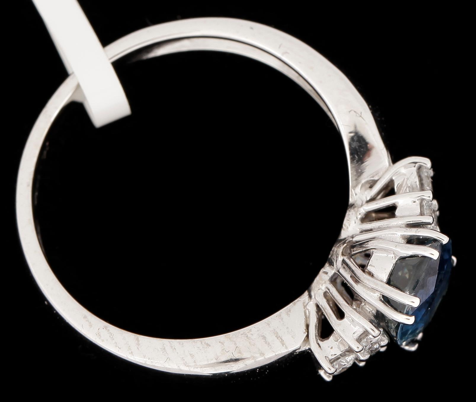 RING, 18k vitguld med safir 1,89ct och diamanter tot 0,20ct. Vikt ca 4,69 gram.