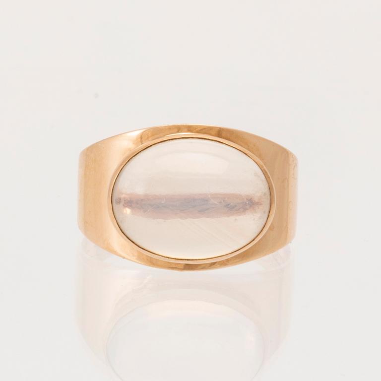 A 14K gold ring set with a cabochon-cut moonstone, Finland 1961.