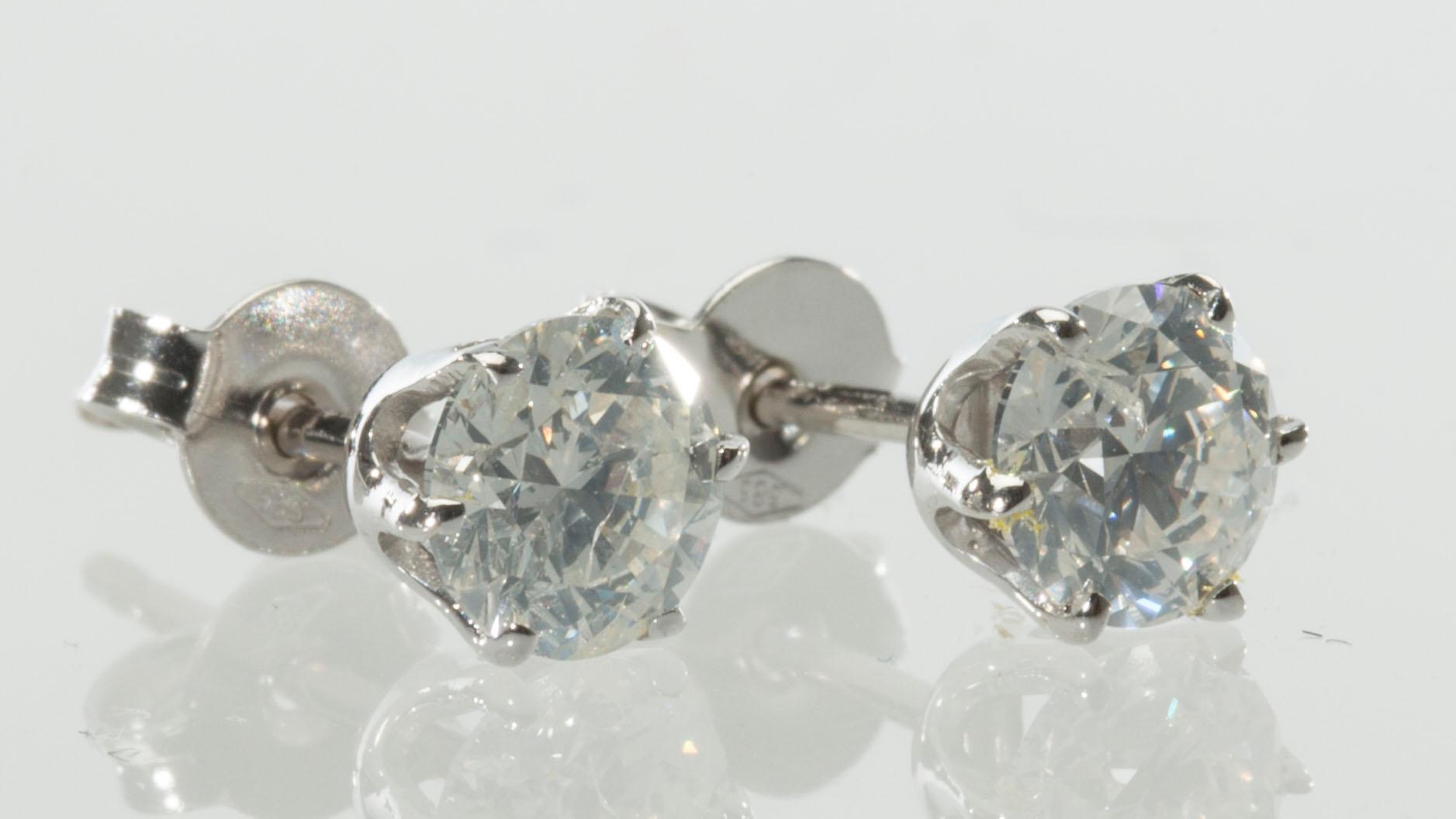 ÖRHÄNGEN, 14 k vitguld med briljantslipade diamanter, totalt ca 1.30 ct. Vikt ca 1,2 g.